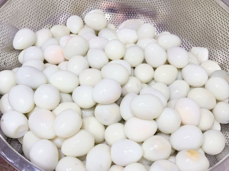 Trứng cút bóc vỏ